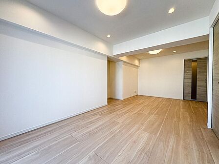 LDKのメインとなる大きな窓。大きめの開口部から暖かい日差しが長い時間射し込みます。天気の良い日は是非窓を開けて風通しの良さもご体感下さい。明るいLDKがご家族団欒の時を包みます。