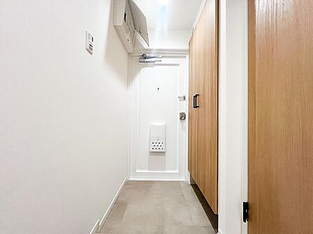 清潔感が保たれた玄関スペース。収納が備わっており使い勝手が良く、中古マンションでも快適にお使いいただける状態が整っています。