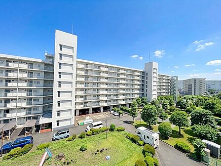 緑豊かな閑静な住宅街を一望できる恵まれた眺望。静かで穏やかな環境が窓の向こうに広がり、日常の疲れを忘れさせてくれる落ち着いた景色が魅力です。