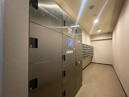 不在時でも荷物を受け取れる大型宅配ボックス。共働き世帯やネットショッピング利用時に重宝します。