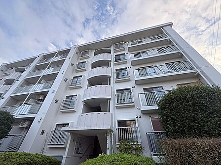 これからリフォームを行う住まいですが、最上階・角部屋ならではの「陽当り」や「眺望」は今すぐご確認いただけます。本日ご案内可能ですので、お気軽にお問い合わせください。