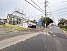 外観：落ち着いた住環境が広がる前面道路。車の出し入れもスムーズに行える配慮された道路幅です。