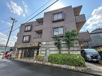 外観:高級感漂う石貼り・タイル貼りの重厚なマンション外観。閑静な住宅街に映えます。 外観:高級感漂う石貼り・タイル貼りの重厚なマンション外観。閑静な住宅街に映えます。