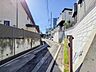周辺：日当たりの良さが快適さをもたらす住まい。室内が明るく保たれることで電気の使用が少なく、エコな生活が実現します。明るい光に包まれた空間で、朝の目覚めもすっきりと心地よく過ごせます。