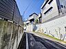 周辺：広がる景色が楽しめる眺望が魅力の住まいです。四季折々の風景が日々の生活を彩り、自然と気持ちが安らぐ空間が広がります。窓から眺める景色が、心にゆとりをもたらしてくれます。