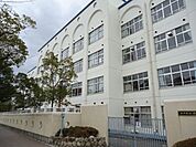 本山中学校まで徒歩７分（６００ｍ）