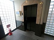 モニター付きエレベーター