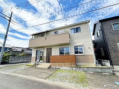 外観：閑静な住宅街♪駐車スペース2台！（車種によります）