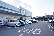 業務スーパー小田原成田店 徒歩8分。 590m