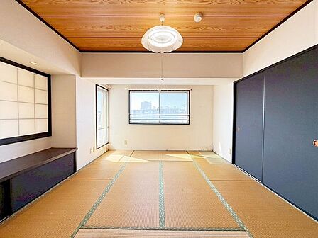 心と体をゆったりと安らげる主寝室。寝室のゆとりが大きい分だけ、暮らしの安らぎは深まります。一日の疲れを癒すだけでなく、ご夫婦の親密な語らいを紡ぎ出します。