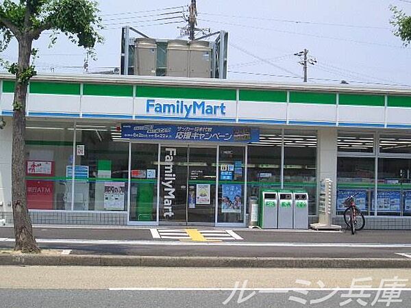 ファミリーマート滝野社インター店 975m