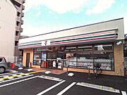 コンビニまで徒歩2分（180m）