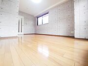 二面採光の明るい洋室