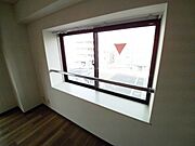 大きな出窓が有ります