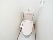 ウォシュレット付きのトイレ