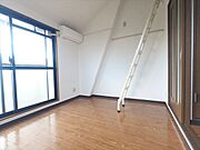 明るい洋室6帖