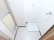 脱衣スペースには室内洗濯パン