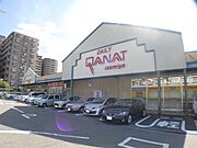 マクドナルドも入るスーパーイズミヤまで徒歩2分(170m)