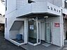 エントランス：白いタイルとガラスの扉がおしゃれ