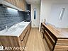 キッチン：シンク下の収納は使いやすい引き出しタイプ。お鍋など大きな調理器具もスッキリ収納でき、取り出しもラクラク・キッチンは対面式となっております。ご家族の様子を見ながら、お料理ができるのも嬉しいポイント