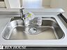 キッチン：・見た目もスッキリな浄水器内蔵水栓のキッチンです・重たいお水を買わなくてもいつでも浄水されたお水を飲むことができます・調理にも安心して利用できますね・現地へのご案内はいつでも可能です