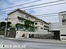 周辺：川崎市立東柿生小学校 徒歩2分。教育施設が近くに整った、子育て世帯も安心の住環境です。 140m