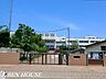 周辺：川崎市立古市場小学校 徒歩6分。教育施設が近くに整った、子育て世帯も安心の住環境です。 460m