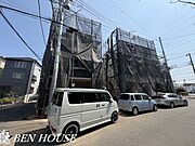 ・三ツ口コンロでお食事の支度もはかどります・対面キッチンでリビング全体を伺いながら食事の支度できます・カップボード完備のキッチンスペースでは電子レンジやトースターのスペースも確保できスッキリ