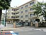 周辺：川崎市立生田小学校 徒歩8分。教育施設が近くに整った、子育て世帯も安心の住環境です。 600m