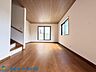 リビング/ダイニング：・足元からお部屋全体をじんわり暖めてくれる床暖房標準設置ございます。・エアコンでの乾燥や床置きタイプの暖房器具での事故などの心配もございません。・小さなお子様やペットにも安心設備です。