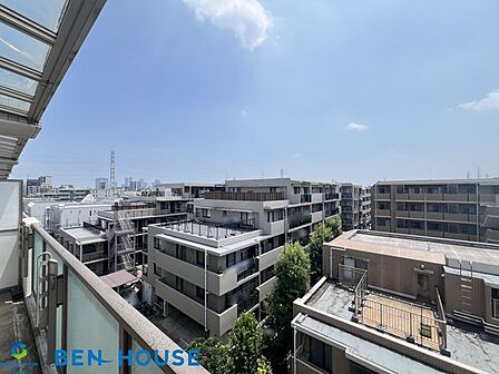 ・最上階の眺望を最大限に活かした開放感のある住まい。外からの視線が気にならないので、カーテンを開けて景色の良さを室内からも存分に楽しめます・周辺は閑静な住宅地、のびのびとした暮らしを実現できそう!