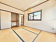 窓が多く、風通しのいいお部屋です。