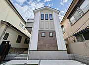 閑静な住宅地にある、明るい陽光が降り注ぐ2階建ての住まいです。※CG加工済