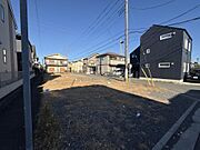 周辺は一戸建て住宅が建ち並ぶ穏やかな住環境。採光・通風を確保しやすく、開放的な角地です。