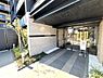 エントランス：現地だけではなく、周辺の施設・道路など、生活するにあたって重要なポイントも併せてご案内可能です。