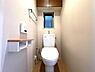 トイレ：吊戸棚があり、トイレットペーパーや掃除道具などを収納いただけます。