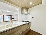 清潔感のあるキッチンスペース。ご家族の笑顔を想像しながら、楽しく調理ができそうです。