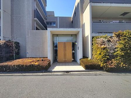 「エントランス」手入れが行き届いたエントランスです。住民以外の人が侵入しにくいオートロックシステムが採用されています。