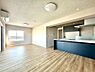 リビング/ダイニング：内装リフォーム実施済のきれいな住まいです。水回り設備も新調され、新生活を気持ち良くスタートできます。