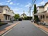 外観：「前面道路含む現地写真」公営水道・本下水が整ったインフラ環境です。前面道路は舗装済みのため、徒歩や自転車での移動もスムーズに行えます。日々の暮らしを支える基盤が整えられた住環境です。