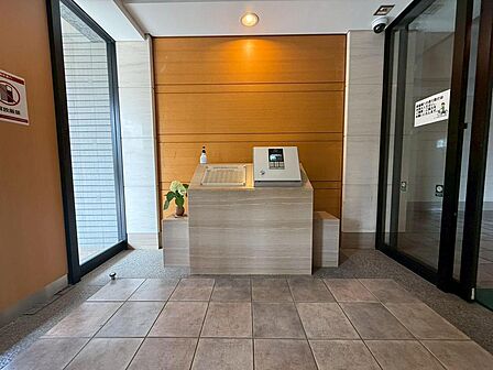 エントランスは、防犯性を高めるオートロックが採用されています。