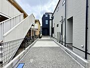 プライバシーを確保しやすい旗竿地です。視線を気にせず、ゆったりと寛いだ時間が過ごせます。
