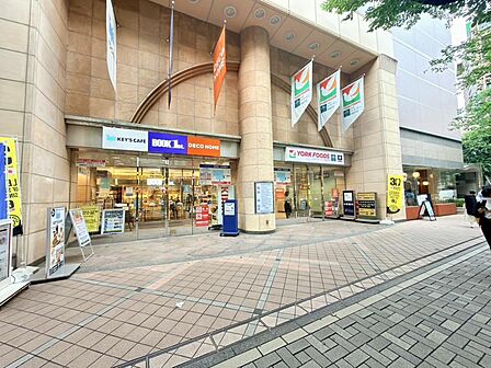 マンション1階部分には買物施設があり、利便性の高い住環境が整っています。
