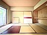 寝室：リビング続きの和室は、お子様のお昼寝スペースやプレイルームとして活躍しそうです。