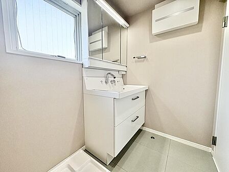 清潔感がある空間は、朝の身支度も気持ちよく行えそうです。