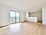 リビング/ダイニング：自然と笑顔が溢れるLDKです。お好きな小物や写真を飾り、お住まいづくりをお楽しみください。