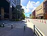 外観：「前面道路含む現地外観写真」マンション前面は整備された歩道で、ベビーカーや自転車での移動もスムーズです。駅まで平坦な道のりにつき、通勤通学の負担が軽減されそうです。