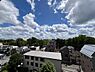 バルコニー：前面に高い建物がないため、青空が広がり開放感ある眺望を楽しむことができます。