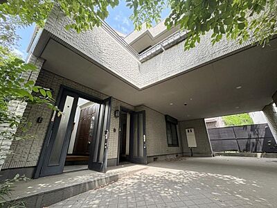 外観:南向きにリビング・バルコニーが設計された住まい。外壁は汚れに強い仕様で、美観が保たれます。 外観:南向きにリビング・バルコニーが設計された住まい。外壁は汚れに強い仕様で、美観が保たれます。