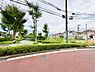 外観：周辺は、低層住宅が建ち並ぶ閑静な住宅街です。緑豊かな住環境で落ち着いた暮らしが叶います。